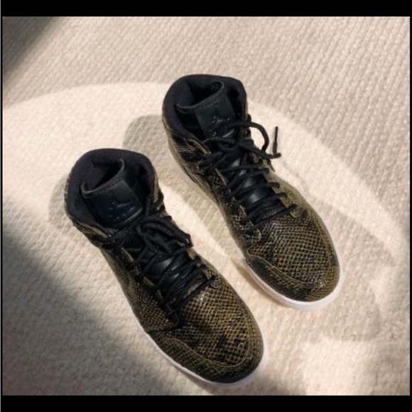 Air Jordan 1 Mid - Picture 5 of 13